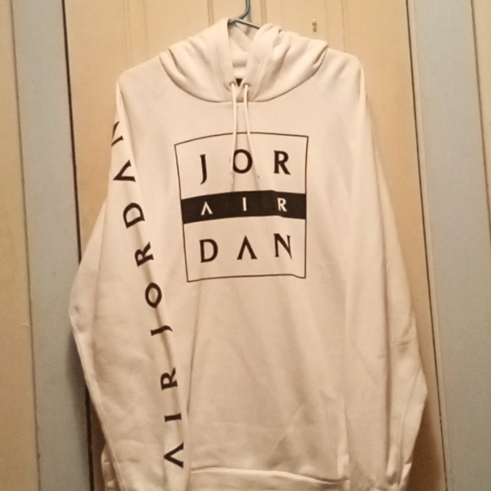 Jordan gently worn white hoodie 2 pockets in front writing on front n arm 🔥🔥🔥